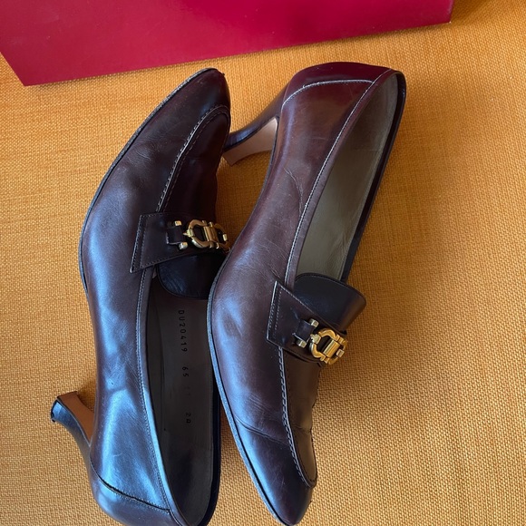 VINTAGE FERRAGAMO BROWN LOGO PUMPS - Picture 8 of 12